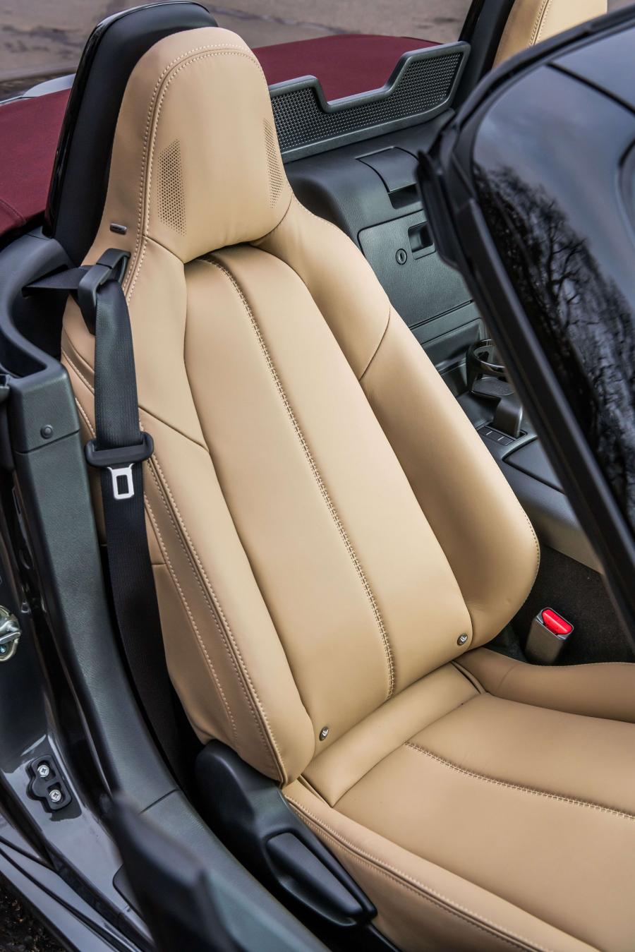 Интерьер Mazda MX-5 Z-Sport (ND) 2018 года  (фото 2 из 41)